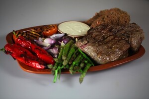 Côte de boeufs met gegrilde groente en amandelaïoli