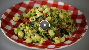 Pasta Pesto met gestoofde groene kool & geroosterde paprika