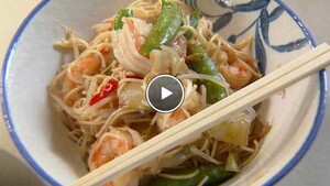 Gewokte witlof met tauge, sugar snaps en gamba’s