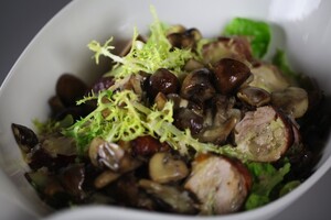 Salade met rouleau van parelhoen