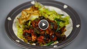 Snelle groentestrudel met bosuitjessaus
