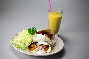Kerrie kip wraps met exotisch drankje