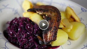 Traditionele rode kool met gebakken appeltjes en speklapjes