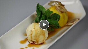 Gekaramelliseerde appel met amandelspijs en vanille-ijs