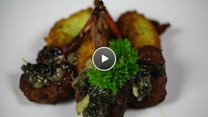 Lamskotelet met guavesaus en yamkroketten