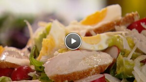 Salade van polderhoen met radijs, scharrel ei en gepofde knoflook