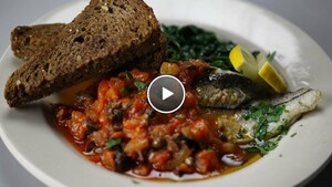 Schelvis met zongedroogde tomatensaus en knoflookbrood