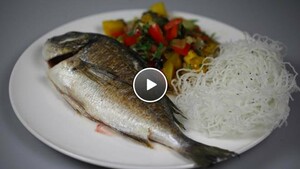 Gegrilde dorade met wokgroente en gefrituurde mie