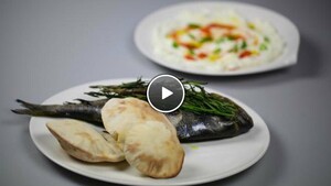Gegrilde vis met labne en pita