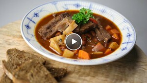 Bruine bonensoep met gepofte paprika