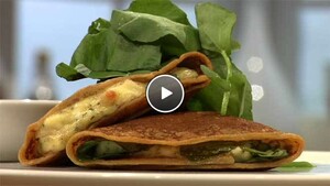 Pannenkoeken gevuld met waterkers en geitenkaas