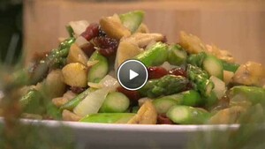 Asperges, cranberries en kastanjes uit de wok