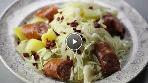 Zelfgemaakte zuurkool met rookworst