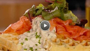 Dragonwafels met gerookte zalm en frisse kruidensaus