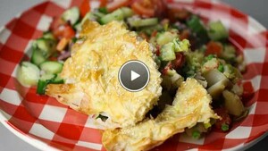 Pittige aardappelschotel en frisse tomaten relish