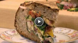 Mediterraan gevuld picknickbrood
