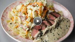 Witlof-mandarijn salade met biefstuk en groene pepersaus