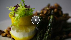Doradefilet met gebakken groene asperges en notenolie