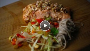 Oosterse zalm op cederhout