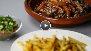 Lamstajine met komijnfriet en Marokkaanse salade