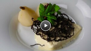 Grand Marnier parfait met blanke stoofpeer en chocoladetuille