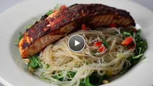 Gekruide zalm uit de oven met noedels