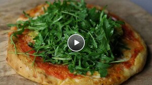 Zelfgemaakte pizza met rucola
