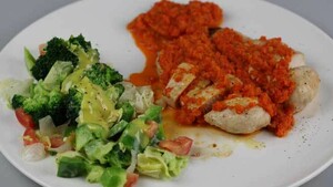 Kip met paprikasaus en broccolisalade