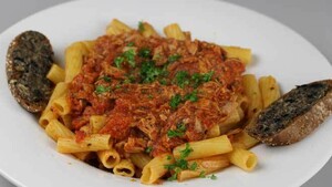 Rigatoni al tonno met ansjoviscrostini