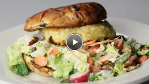 Kaasburgers met wortelsalade