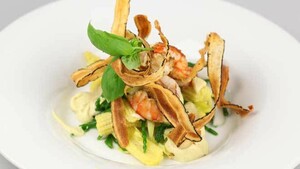 Salade van garnalen, zeekraal, witlof en gefrituurde schorseneren