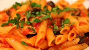 Penne a la Puttanesca met rucolasalade