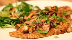 Scaloppine al marsala con funghi misti en salade met walnoten en druiven