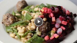 Groen-witte potpourri met frisse bietensalade