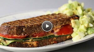 Maaltijdtosti met avocado ei-salade