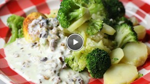 Broccoli ovenschotel met gekruide eieren en yoghurtsausje