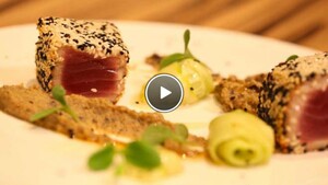 Tataki met tonijn met Oosterse auberginekaviaar en zoetzure komkommer