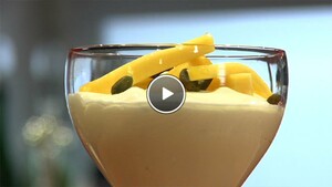Luchtige saffraanyoghurt met mango