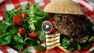 Italiaanse hamburgers met gegrilde groente