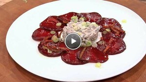 Salade van rode bieten en augurk met tartaar van Hollandse nieuwe
