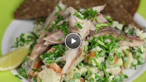 Poolse salade met gerookte makreel