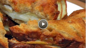 Croque monsieur van suikerbrood met seizoensfruit