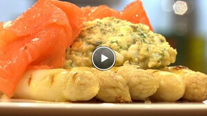 Gegrilde asperges met een salade van ei en kappertjes.