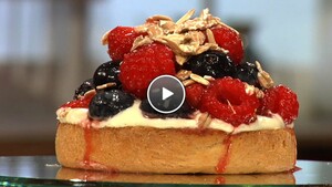 Beschuit met limoen crème fraiche, aardbeienjam, roodfruit en muesli