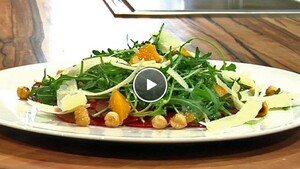 Salade van gemarineerde rauwe biet en pecorino