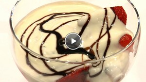 Muntyoghurt met aardbeien en balsamicosiroop