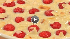 Zoete amandelsoep met frambozen