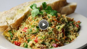Lauwwarme bulghursalade met gerookte kip