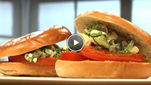 Bagels met gegrilde tomaten en kappertjessalsa