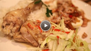 Ajam Paniki, witte kool in het zuur & sambal goreng telor